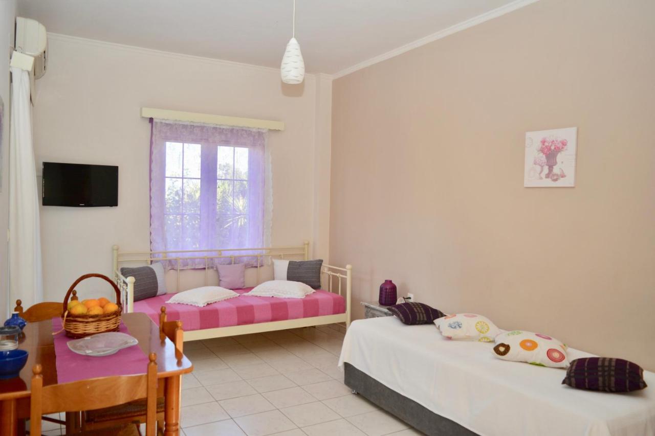Troumpas Family Rooms & Apartments Leonídion Eksteriør bilde