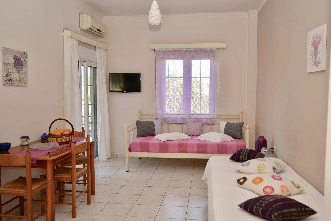 Troumpas Family Rooms & Apartments Leonídion Eksteriør bilde