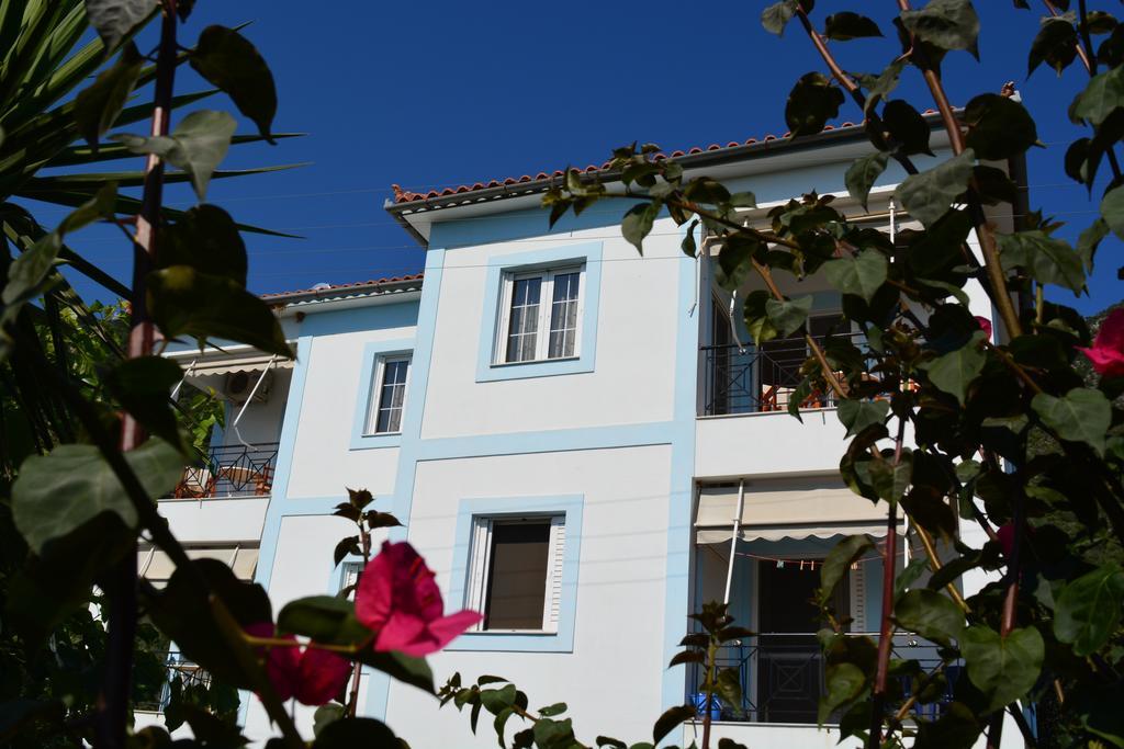 Troumpas Family Rooms & Apartments Leonídion Eksteriør bilde